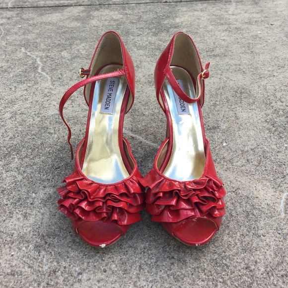 Perfect red pumps!