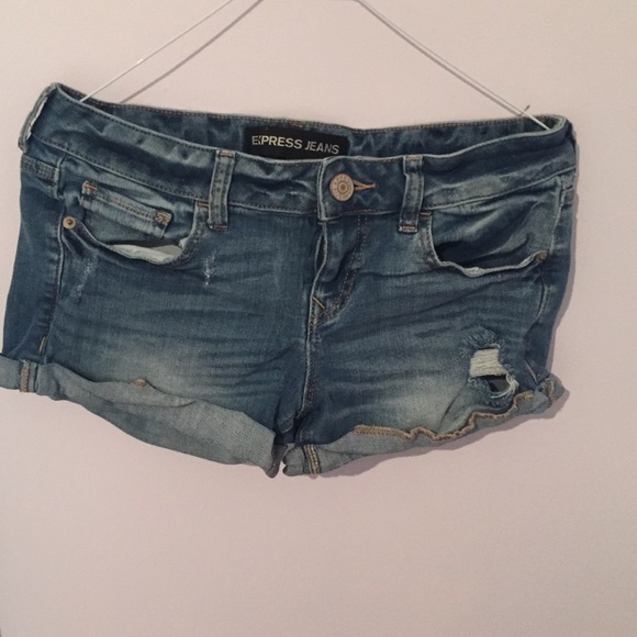 jean shorts with a little rip - Picture 1 of 3