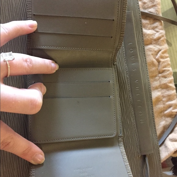 🎉Host Pick🎉Authentic Louis Vuitton St tropez Epi - Picture 2 of 4