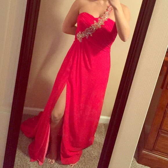 Beautiful prom dress!! Only worn once!