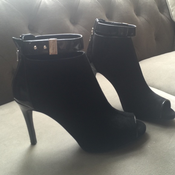Beautiful tip toe booties NEW!!!
