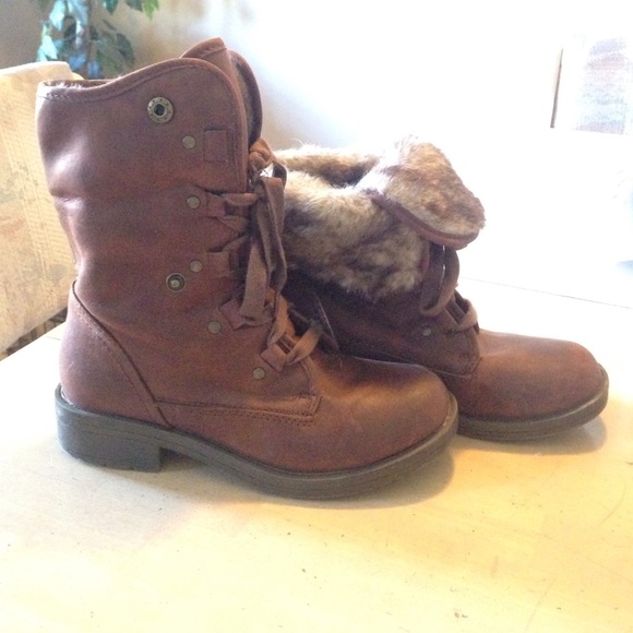 ❌SOLD❌6 1/2 brown boots with fur on the inside