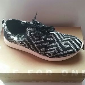 Black and white sneakers 👟🎒