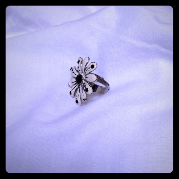 Black and cream flower ring