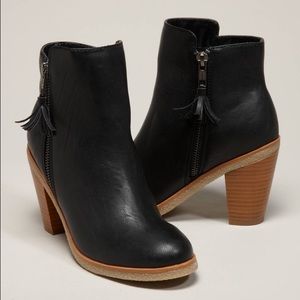 AEO black booties