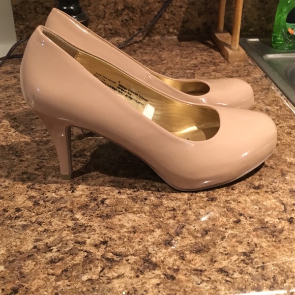 Selling because not a fan of the color