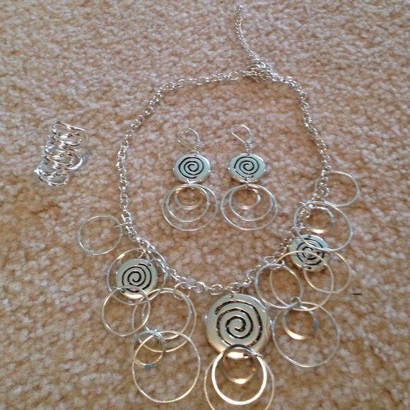 Silver and black jewelry set