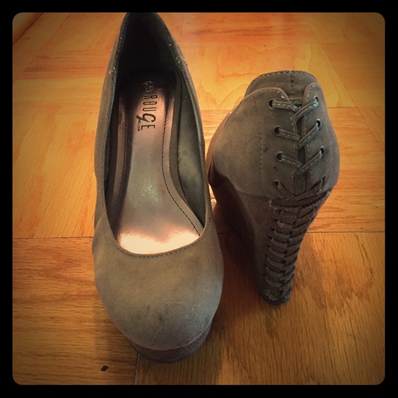 Rouge wedges with laced detail