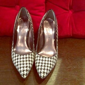 RAMPAGE HOUNDSTOOTH PUMPS WITH POINTED TOE.