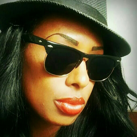 Meet your Posher, Tia - Picture 3 of 4