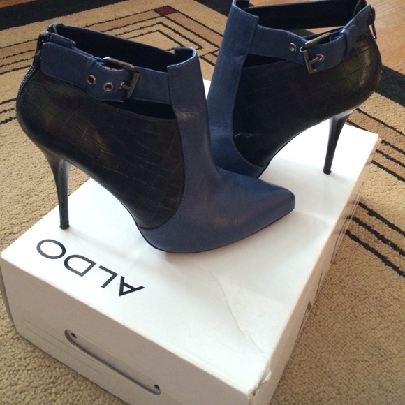 Aldo size (38) Ankle booties.. Worn once..