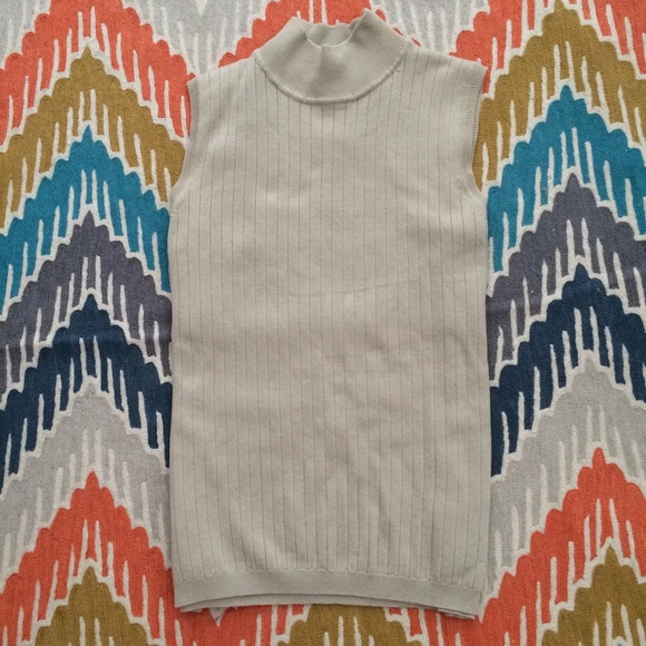 Small sleeveless turtleneck - Picture 1 of 3