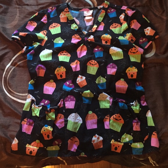 💥SOLD💥Cupcake jack'o'lantern scrub top!