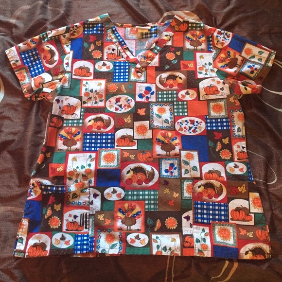 💥SOLD💥Scrub top for fall!