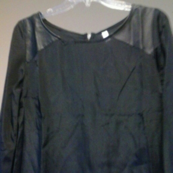 Black sheath dress w/shoulder details - Picture 2 of 4