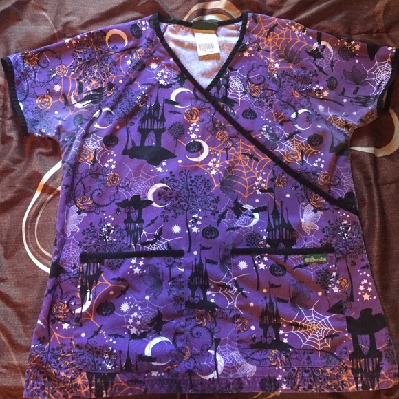 💥SOLD💥Spooky haunted house scrub top!