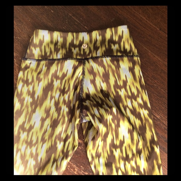 Lululemon Wunder Under yoga pants size 2