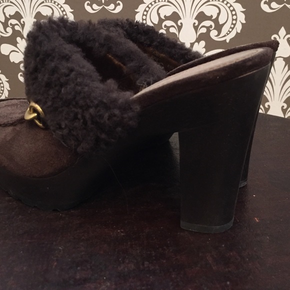 Coach brown suede clogs with faux fur trim - Picture 4 of 4