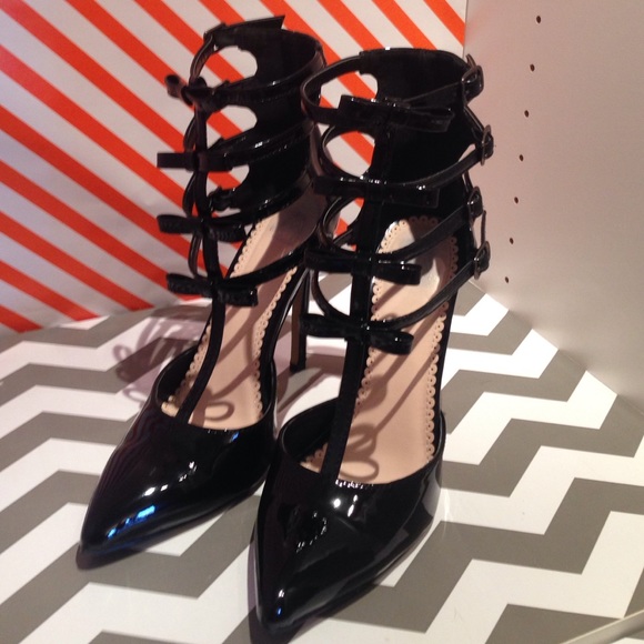 Bow caged heels