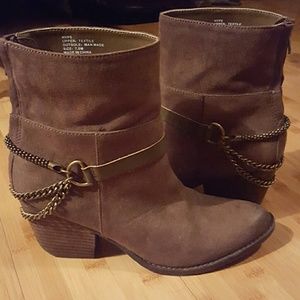Brown boots with chain