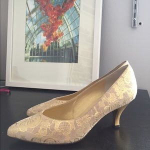 Vintage gold mid heel  pumps