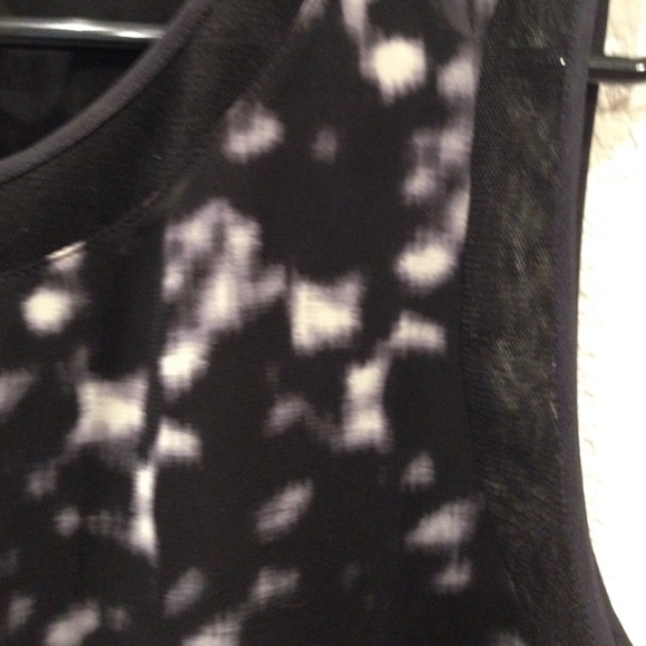 Elie Tahari Black Smudge Print Top - Picture 2 of 4