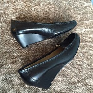 Bandolino Black leather wedge pumps
