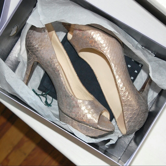 Vera Wang Lavender Ana Metallic Peep Toe Pumps 7.5 - Picture 4 of 4