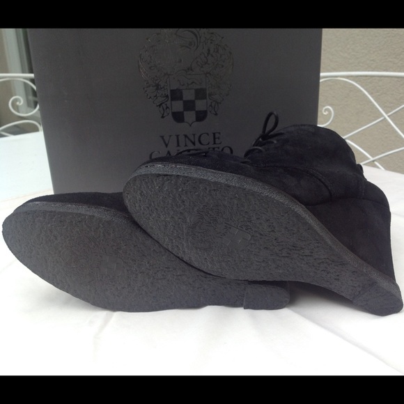 Vince Camuto black suede booties - Picture 4 of 4