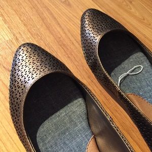 Dr Scholls bronze flats! Cute cutout design
