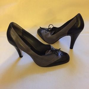 Enzo Angiolini dusty purple & black wingtip pumps