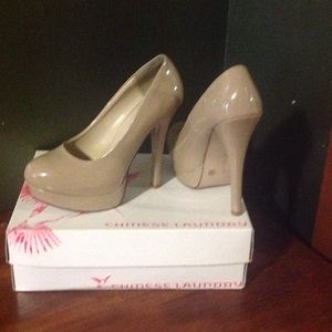 Nude pumps