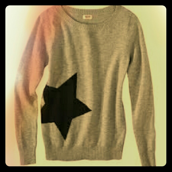 Long sleeved gray sweater