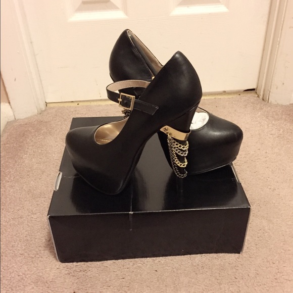 Black pumps with chains - Picture 1 of 4