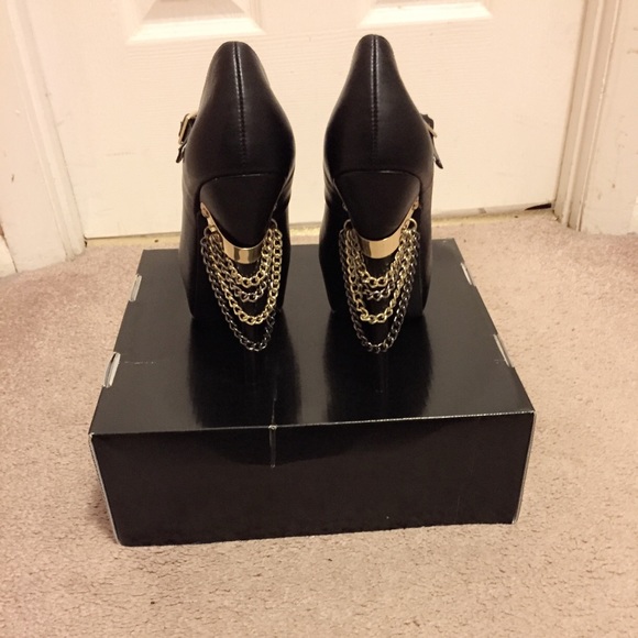 Black pumps with chains - Picture 2 of 4