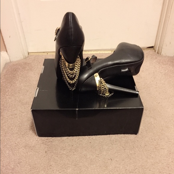 Black pumps with chains - Picture 3 of 4