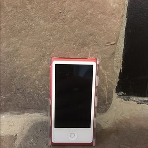🎶Apple 16GB iPod Nano (Red)