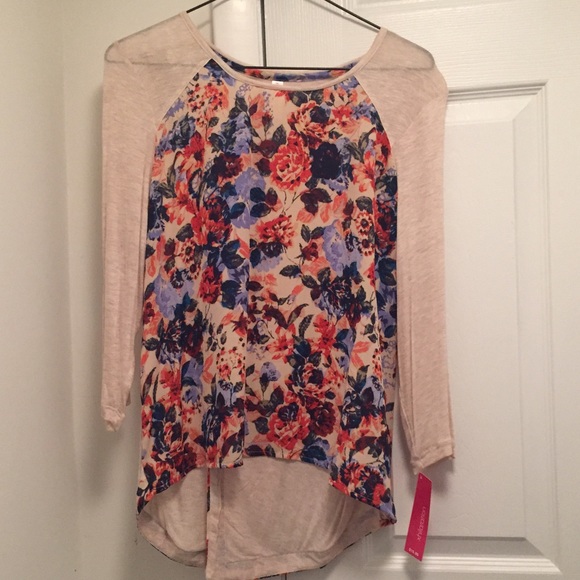 Flower top with split back NWT