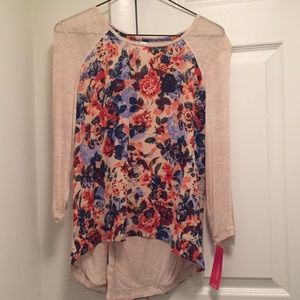 Flower top with split back NWT
