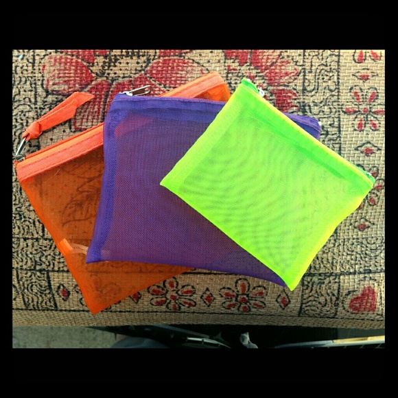 HOLD Set of 3 Cosmetic Bags