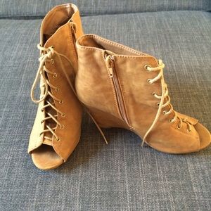 Lace wedge - camel color