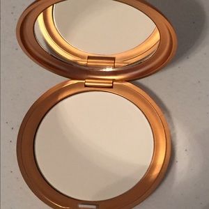 New stila illuminating powder
