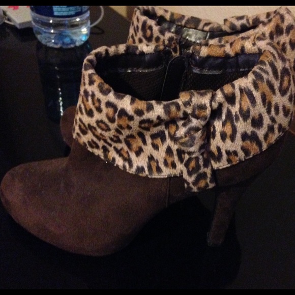 Ankle boots with cheetah/leopard print