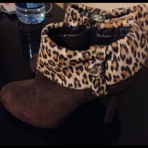 Ankle boots with cheetah/leopard print