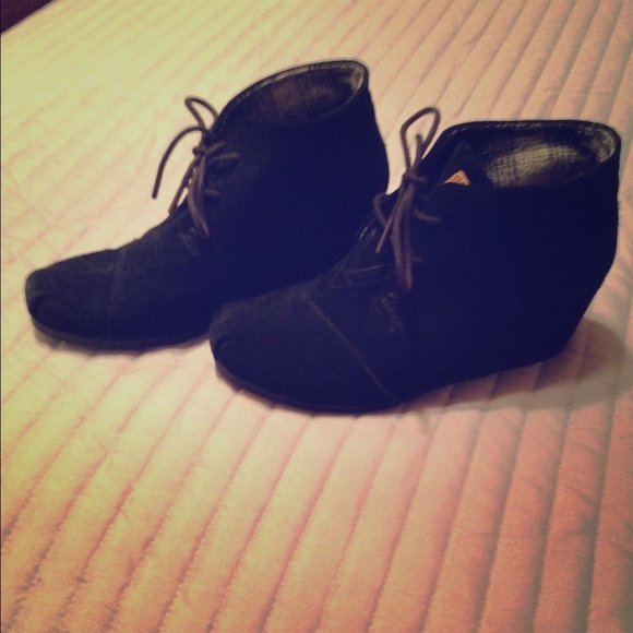 Toms wedges