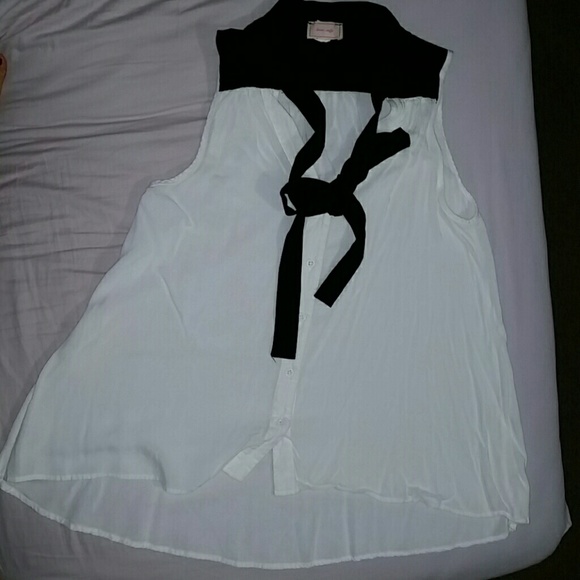 Hi-low black and white flowy sleeveless shirt