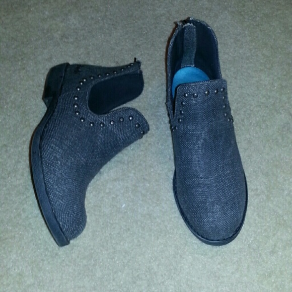 Lowest price!! Cute grey booties