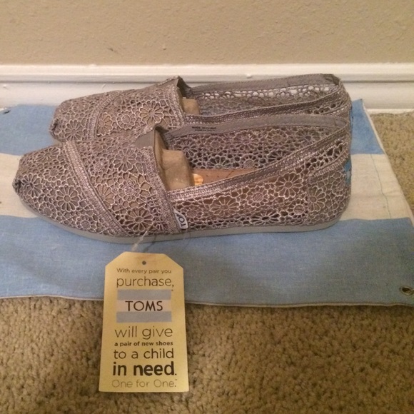 TOMS Shoes - TOMS silver crochet women's classics