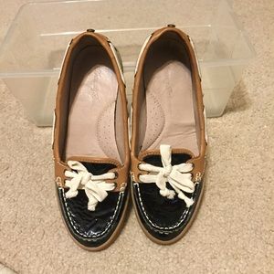 Tommy Bahama Oxford boat shoe