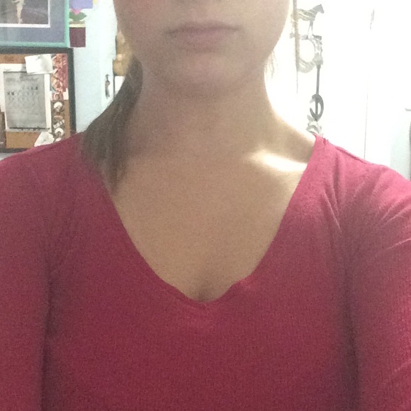 V-neck pink stretchy shirt - Picture 3 of 3